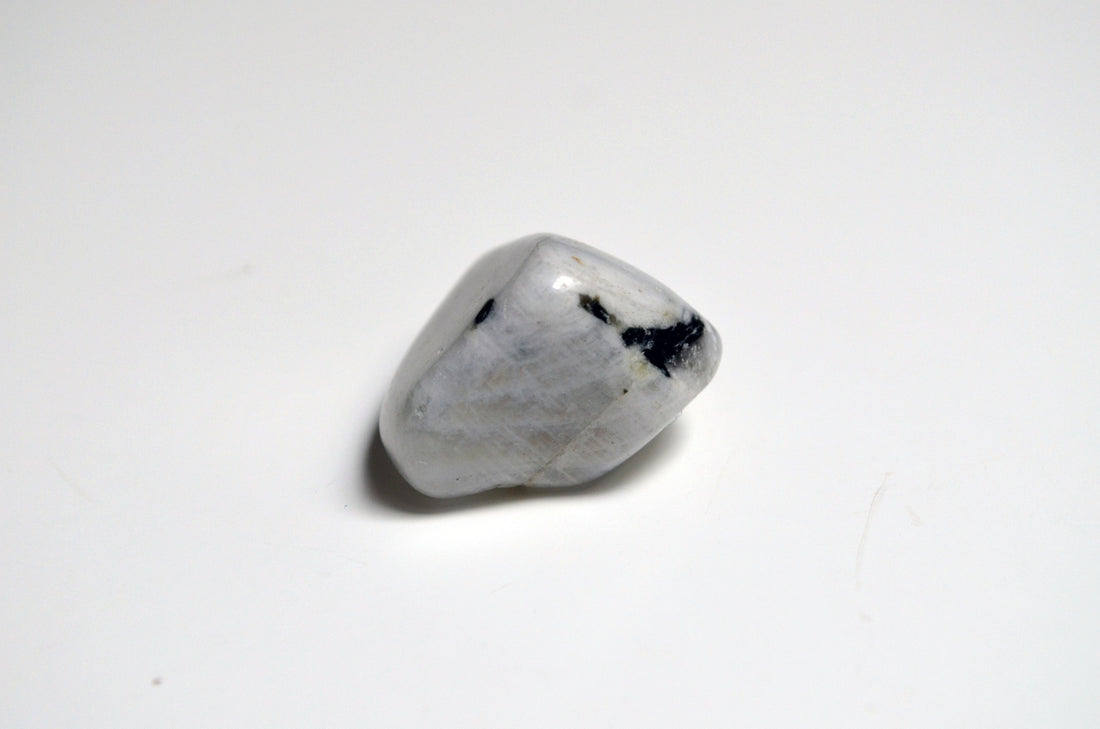 Rainbow Moonstone: Meaning, Healing Properties, and Benefits