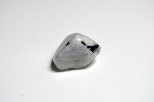 Rainbow Moonstone: Meaning, Healing Properties, and Benefits